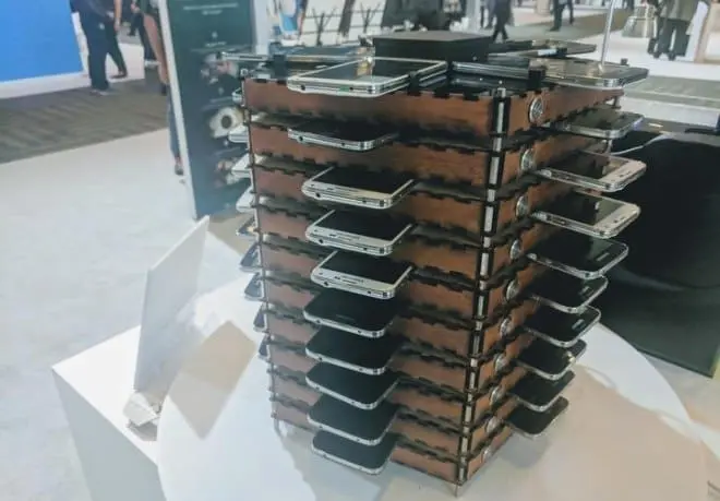 Samsung stworzył koparkę bitcoinów z… 40 Galaxy S5