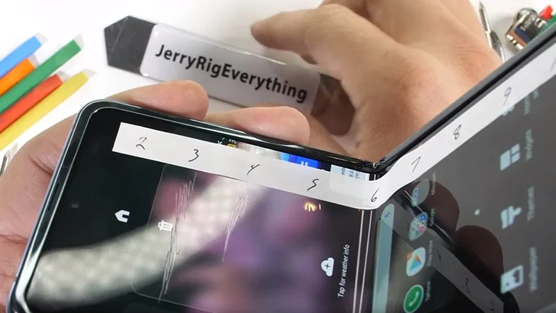 Wytrzymałość Samsunga Galaxy Z Flip zawodzi. „Szkło” można porysować paznokciem