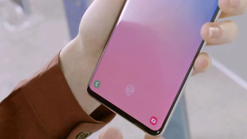 [Aktualizacja] Masz Samsunga Galaxy S10? Lepiej zdejmij z niego folię ochronną