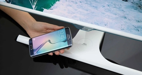 Monitory od Samsunga będą ładować telefony? Po co to komu?