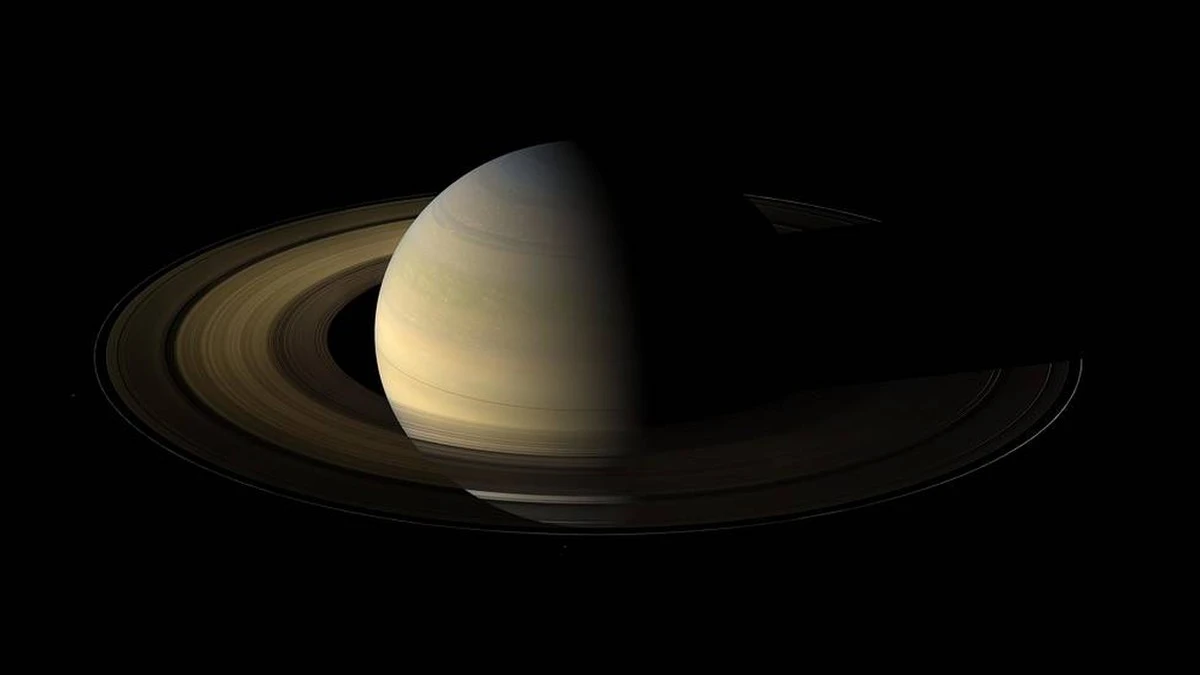 Zaginiony księżyc może wyjaśniać tajemnice Saturna