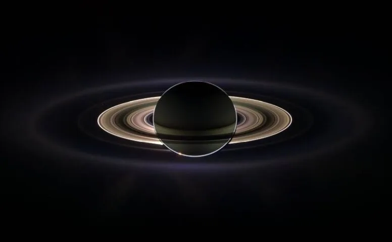 Pole magnetyczne Saturna jest dziwnie symetryczne. Naukowcy próbują rozwiązać jego zagadkę