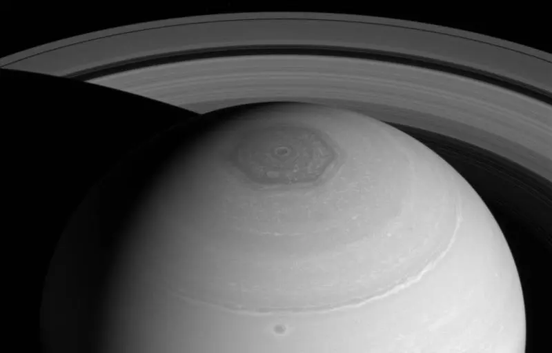 Tajemnica sześciokątnej burzy Saturna coraz bliżej rozwiązania