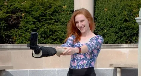 Selfie stick dla samotnych, który wygląda niczym ręka