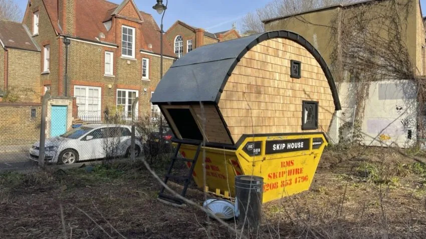 Mężczyzna przerobił kontener na śmieci na dom, w którym zamieszkał