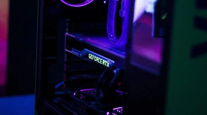 Karty graficzne o wartości 30 tys. zł skradzione z kafejki – tak się kończy niedobór