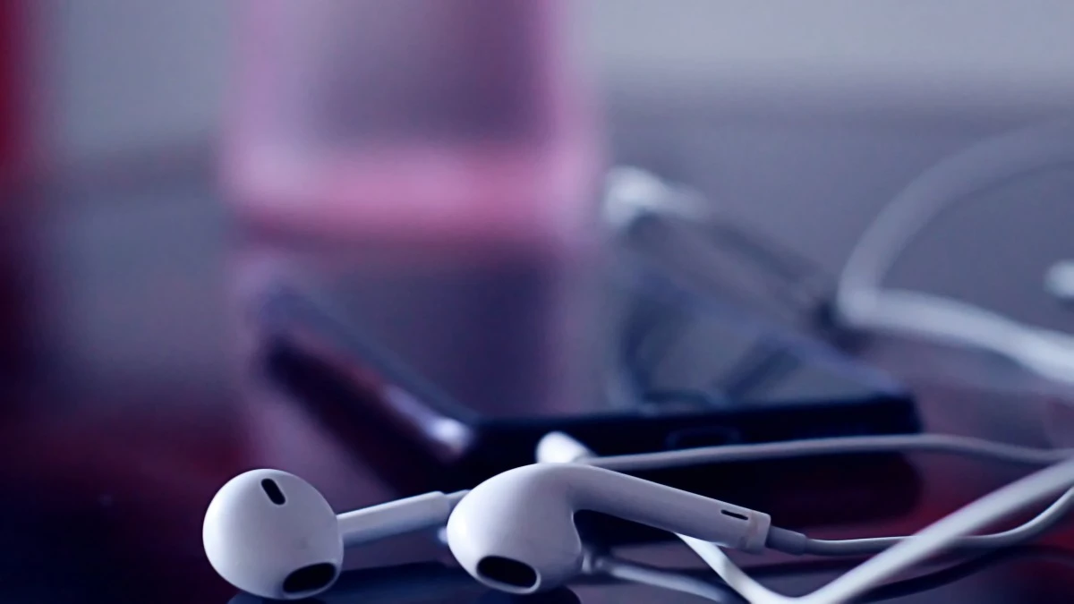 Miliardowi młodych ludzi grozi głuchota. To wina słuchawek i głośnych wydarzeń