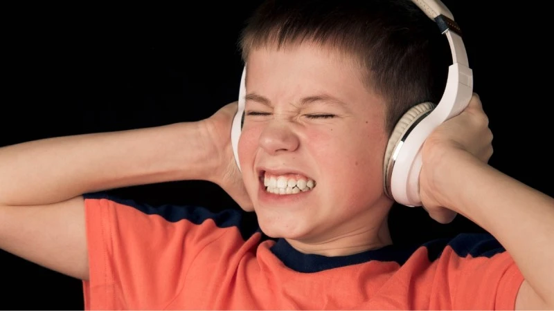 12-latek stracił słuch przez słuchawki Apple. Gigant pozwany