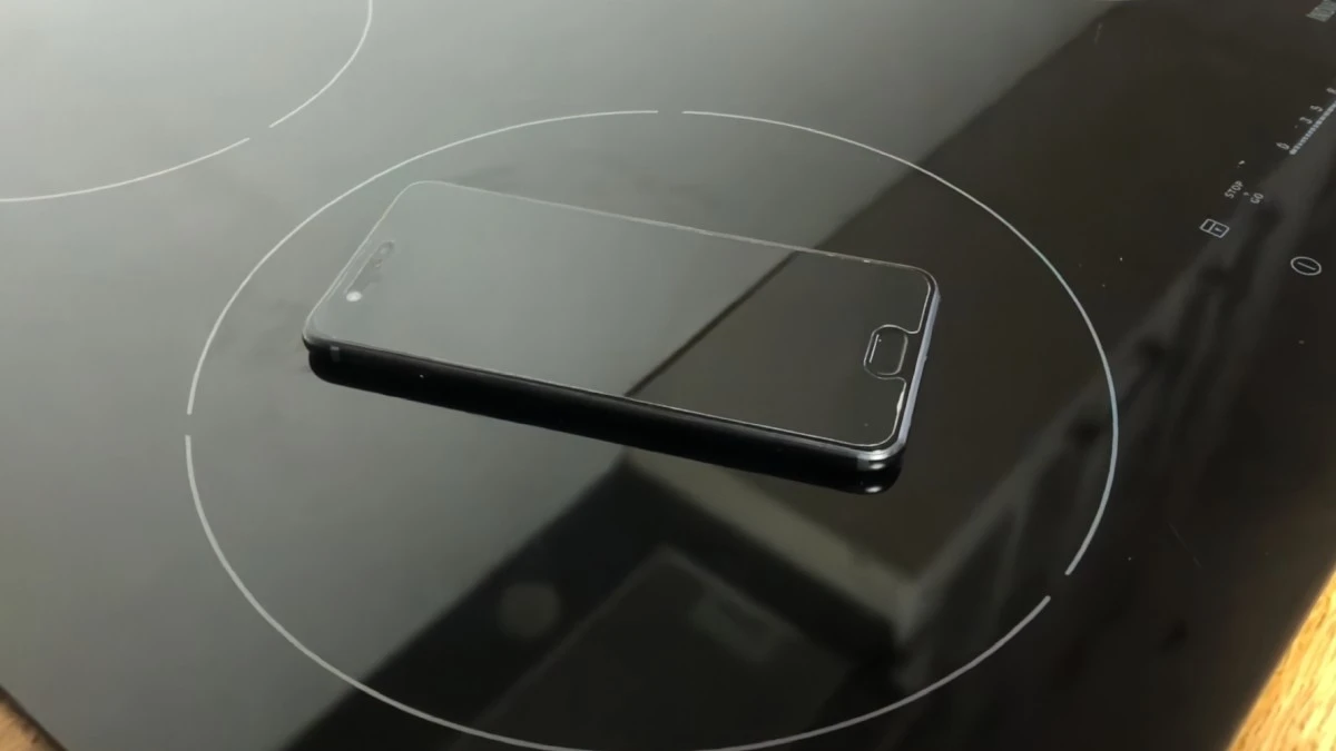 Czy na płycie indukcyjnej da się naładować bezprzewodowo smartfon?