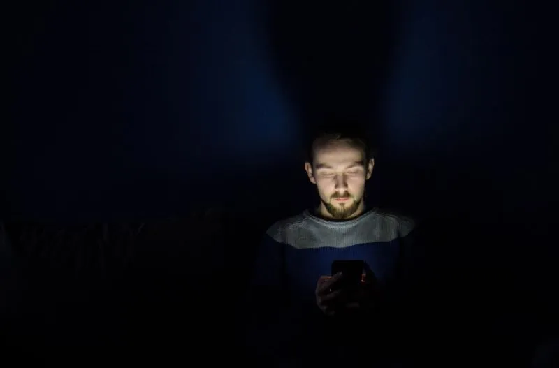 Przez uzależnienie od telefonu mózg może maleć, niczym u narkomanów