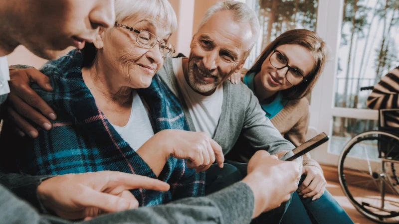 Jaki smartfon dla osoby starszej? Sprawdź, na co patrzeć kupując smartfon dla seniora