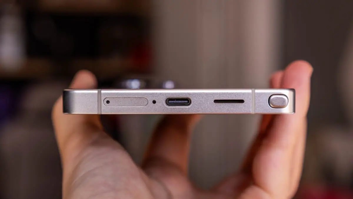 Kolejna fala oszczędności. Smartfony bez kabla USB-C w zestawie