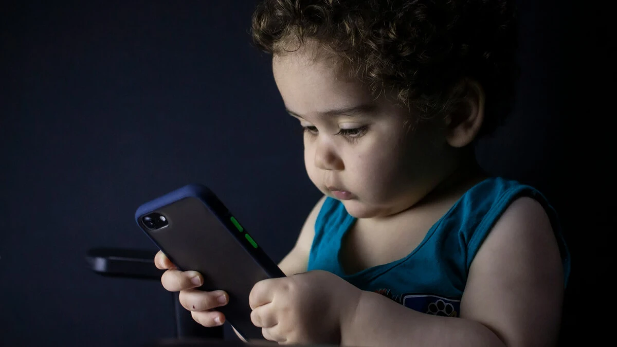 Koniec z nieskończonym scrollowaniem? Nadchodzi europejski zakaz social media dla dzieci