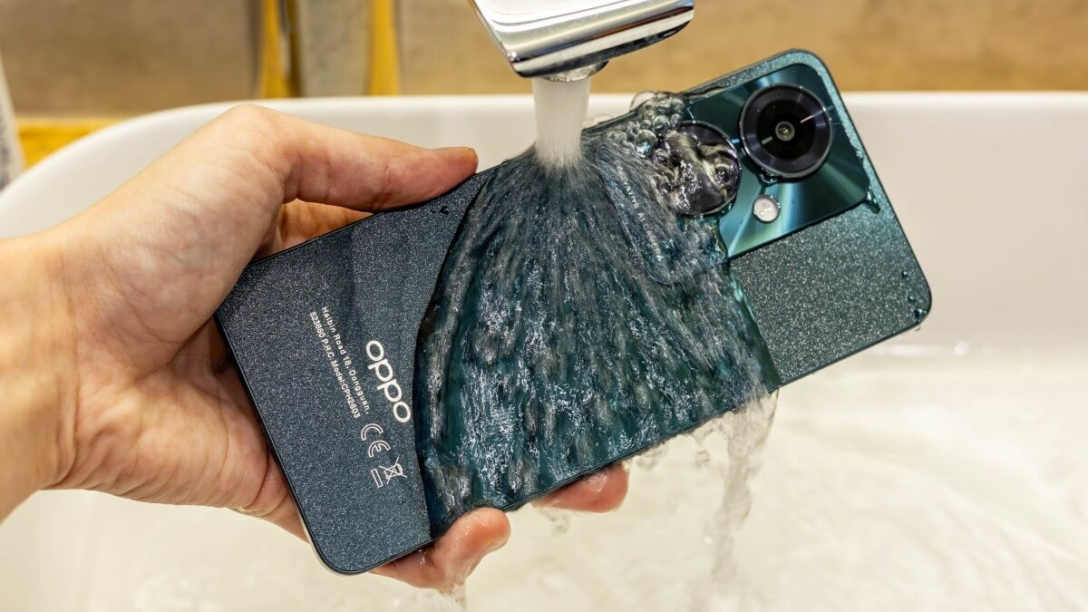 Masz wodoodporny smartfon? I tak trzymaj go z dala od wody, z jednego prostego powodu