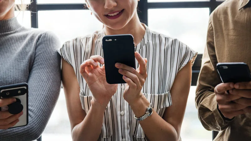 Z raportu UKE wynika, że jedynie 11% osób płaci smartfonem