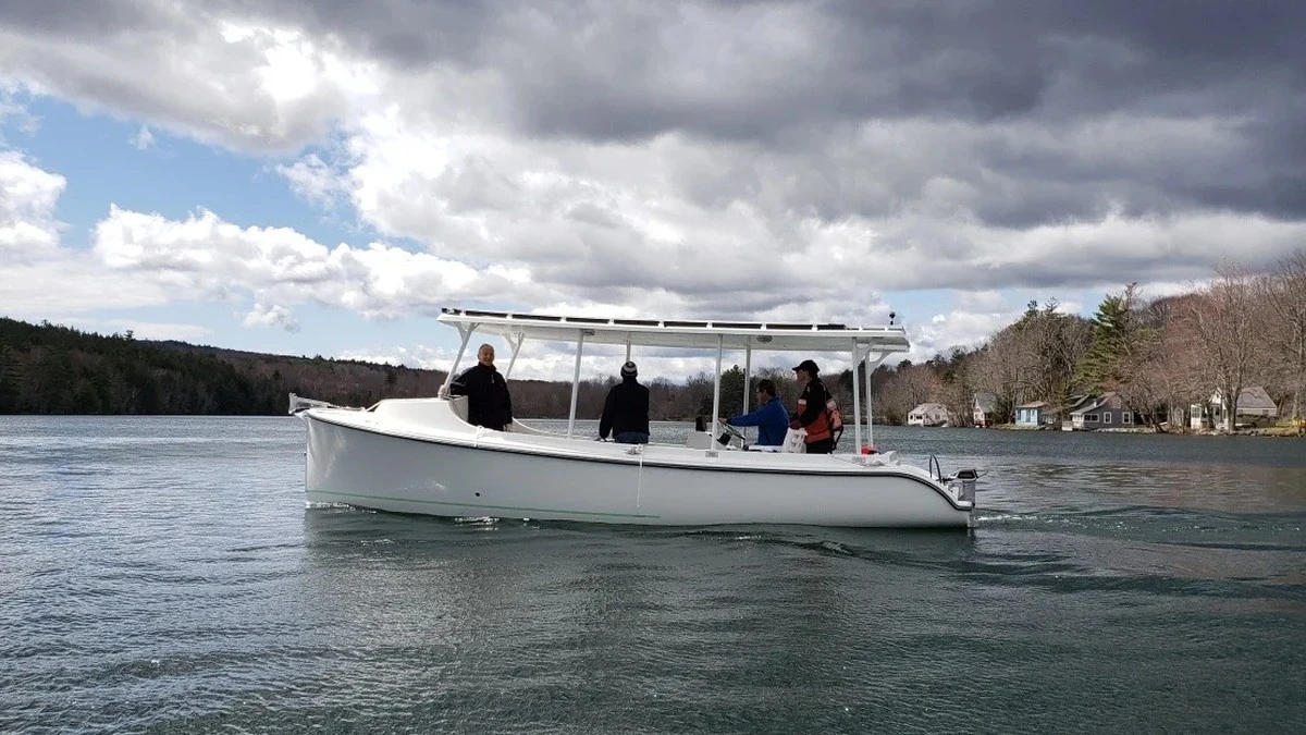 Ta elektryczna łódź ma nieskończony zasięg, a przynajmniej dopóki świeci słońce