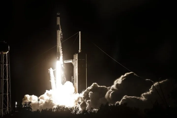 SpaceX dostarczyło astronautów na ISS z pomocą ponownie użytej rakiety