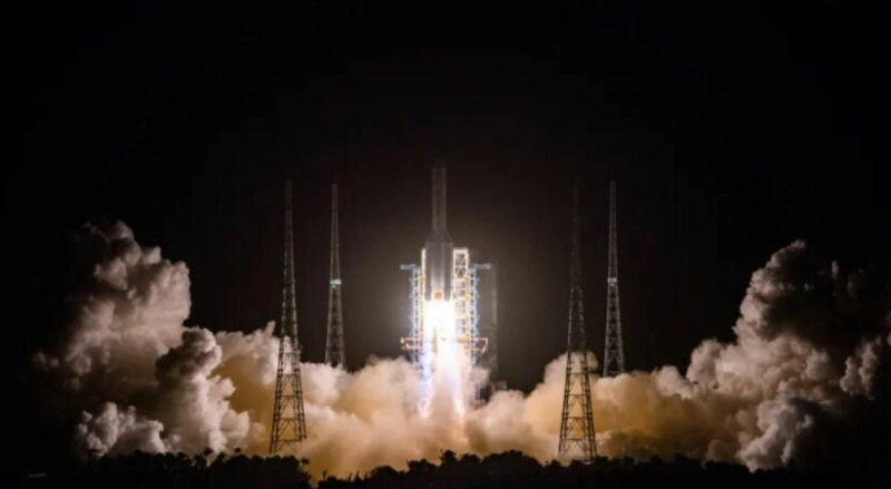 Chińczycy wystrzelili satelitę, który sprowadzi na Ziemię próbki Księżyca