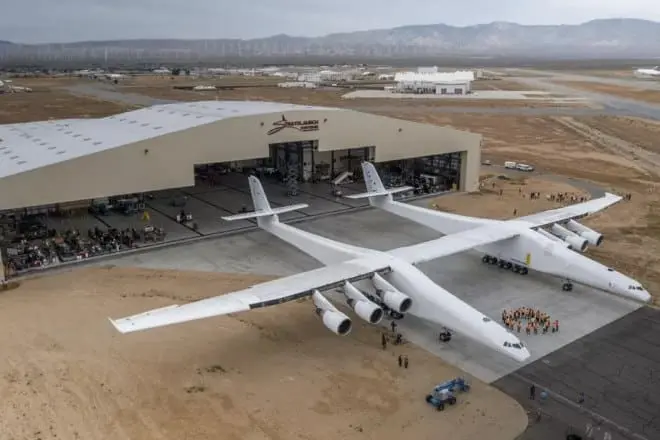 Największy samolot świata znów wzbił się w powietrze. Ryk silników jest niesamowity (wideo)