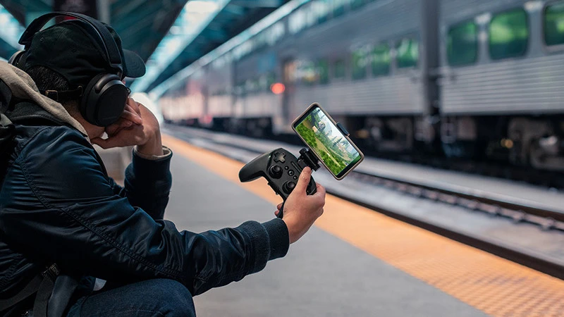 Poznajcie Stratus Duo –  nowy bezprzewodowy i multiplatformowy kontroler od SteelSeries