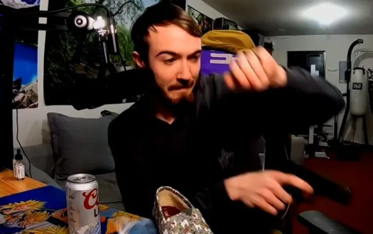 Przypadkowy wystrzał z broni na streamie kończy się banem na Twitchu (wideo)