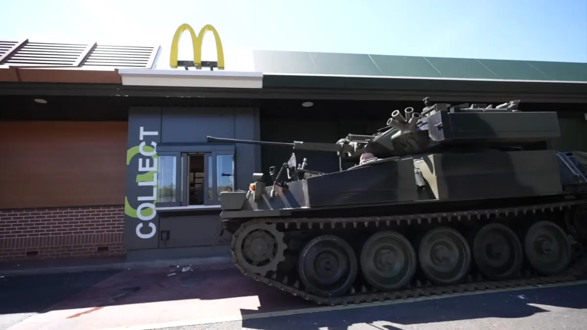 Youtuber pojechał czołgiem do McDrive. Respekt na dzielnicy gwarantowany [wideo]