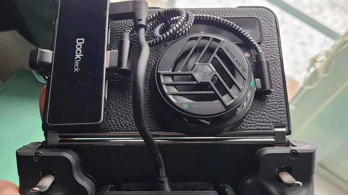 Moder przerobił smartfon Microsoft Surface Duo 2 na megakonsolę do gier