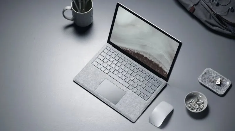 Mac Book twierdzi, że Microsoft Surface jest lepszy