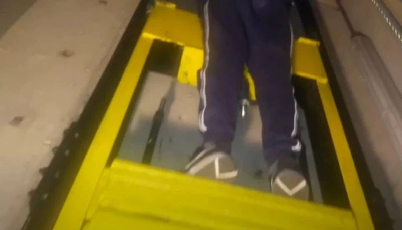 Jazda na dachu windy. Niebezpieczny trend w Internecie