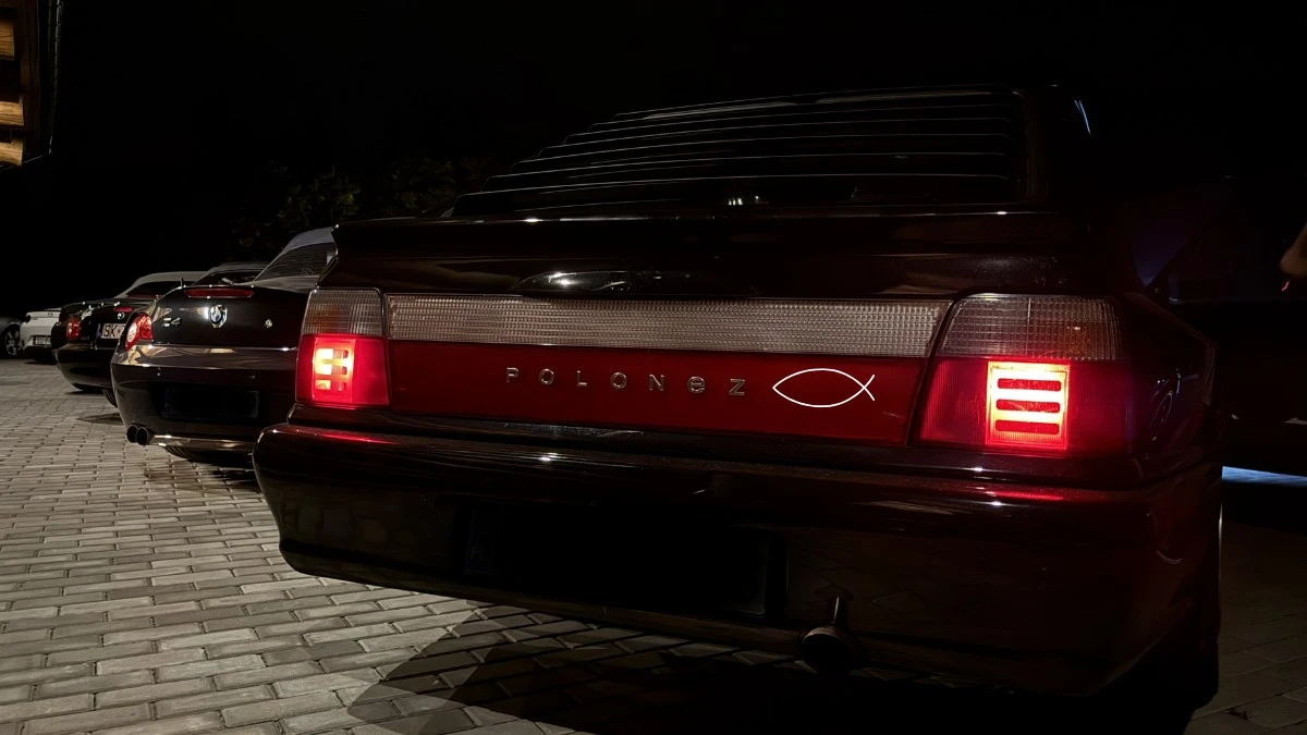 Tajemnicze symbole na samochodach w Polsce. Kierowcy masowo pytają, co oznaczają