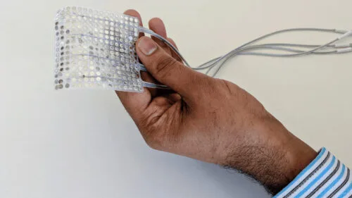 Naukowcy pracują nad implantem, który zamieni sygnały nerwowe na syntezowaną mowę