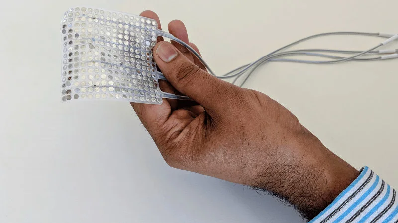 Naukowcy pracują nad implantem, który zamieni sygnały nerwowe na syntezowaną mowę