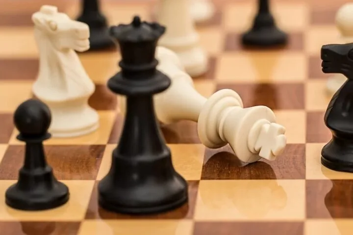 Ta Sztuczna Inteligencja gra w szachy jak człowiek. Zagraj w szachy z SI