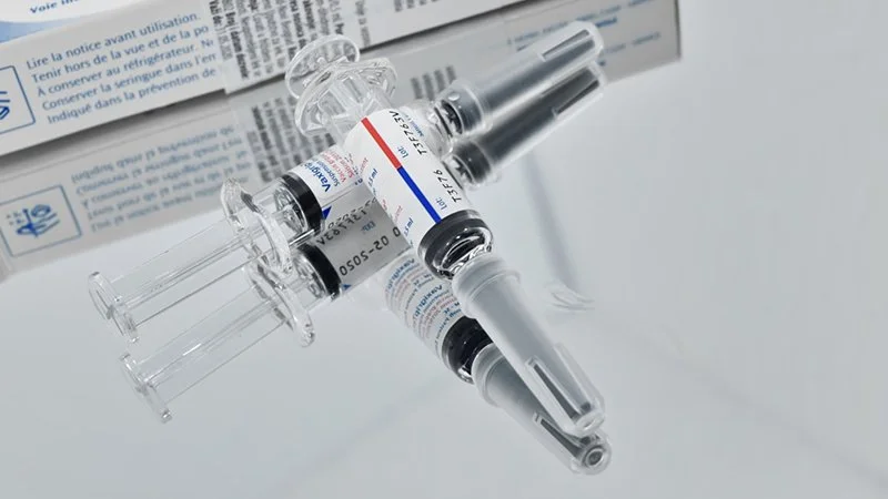 Facebook wprowadził zakaz „antyszczepionkowych” reklam, lecz mimo to je wyświetla