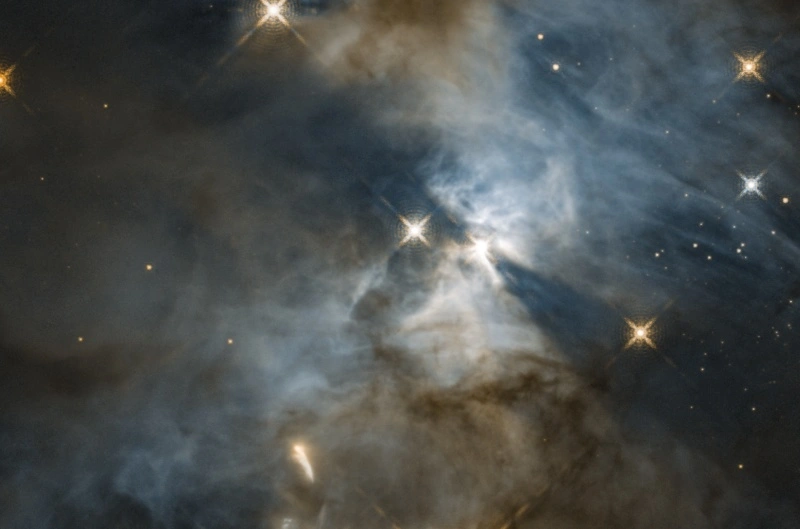 Gwiazda dostrzeżona przez Teleskop Hubble’a tworzy kosmiczny teatr cieni