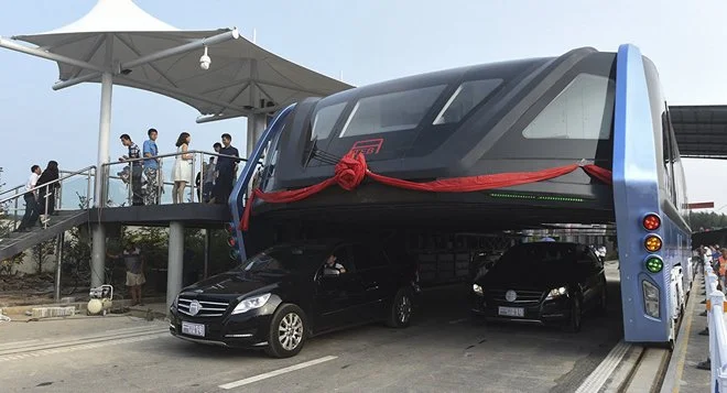 W Chinach rozpoczęto testy „podwyższonego” autobusu. TEB-1 lekarstwem na uliczne korki?