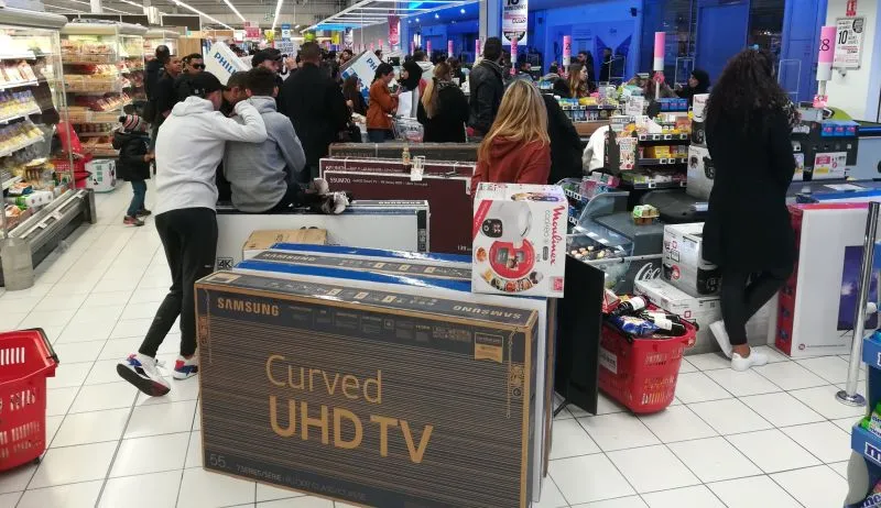 Walka o przecenione telewizory za 130 złotych. Klienci zablokowali sklep