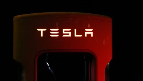 Tesla oskarżana o sprzedaż uszkodzonych samochodów. Jest pozew