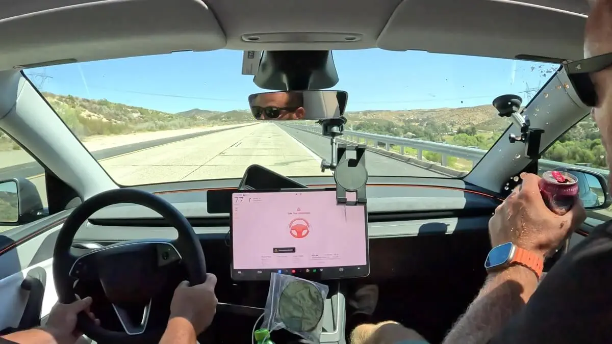 Chcieli udowodnić niezawodność Tesli. Polegli po 100 kilometrach