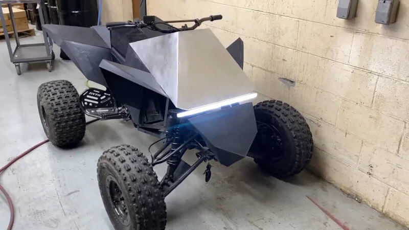 Pamiętacie quada od Tesli Cybertuck? Youtuber stworzył replikę czterokołowca