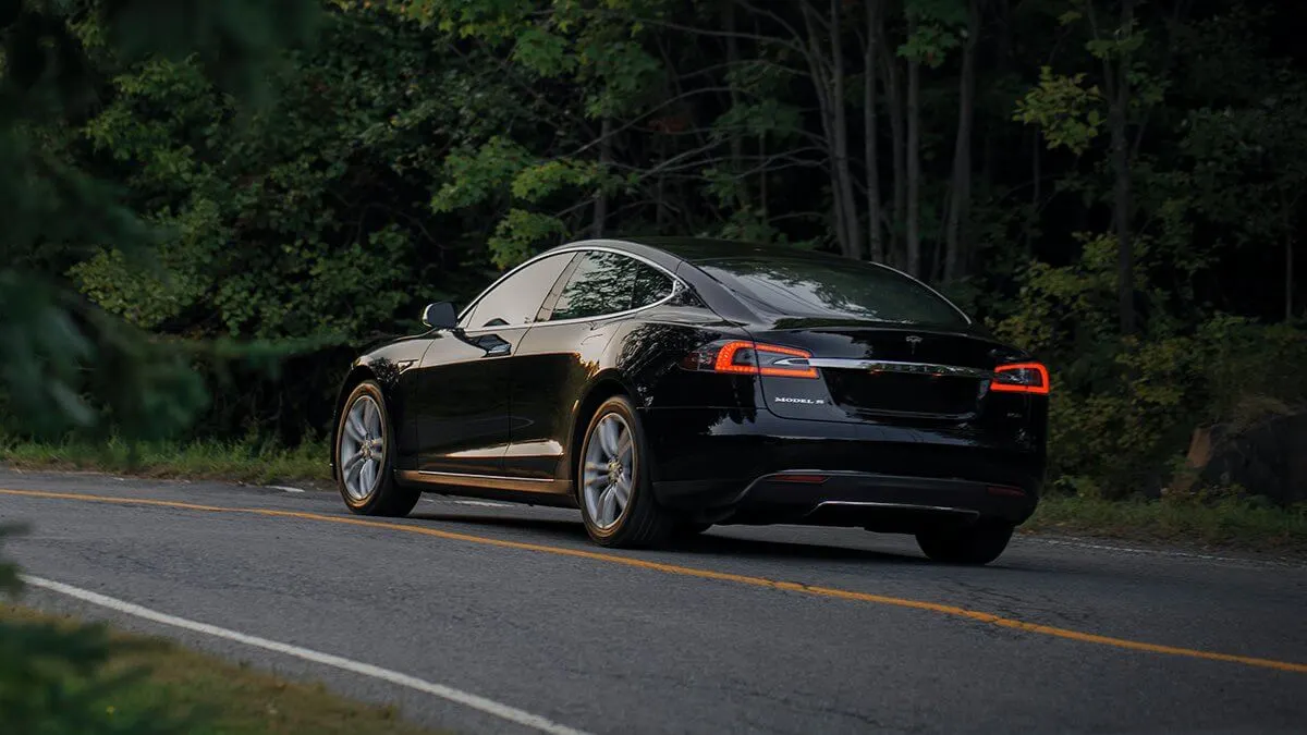 Szkoci jeździli Teslą w deszczu. Teraz muszą wymienić baterię