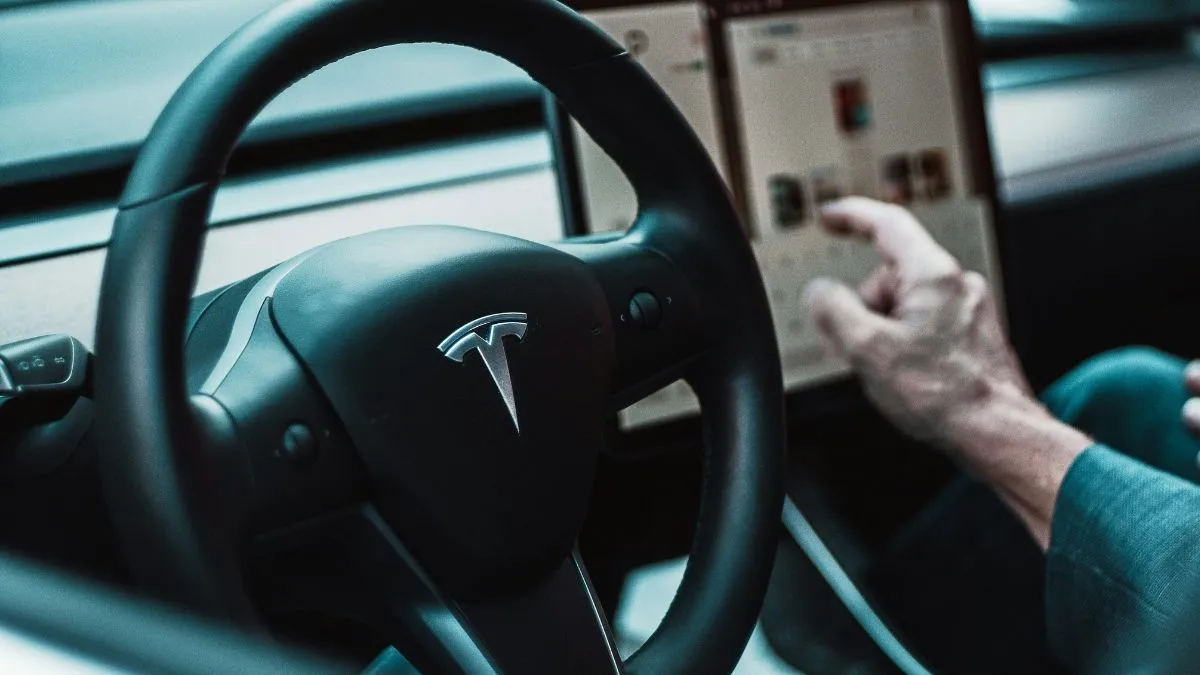 Tesla uruchamia FSD w Europie. Kierowcy dostają autonomię „pod nadzorem”