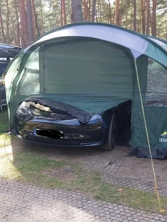Ładował Teslę pod namiotem