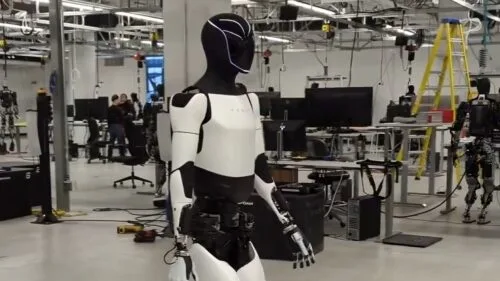 Humanoidalny robot Tesli na nowym wideo. W końcu chodzi szybciej, ale wciąż wolniej niż Twoja babcia