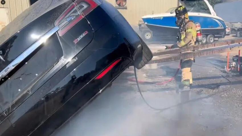 Tesla zapaliła się po kilku miesiącach stania na złomowisku