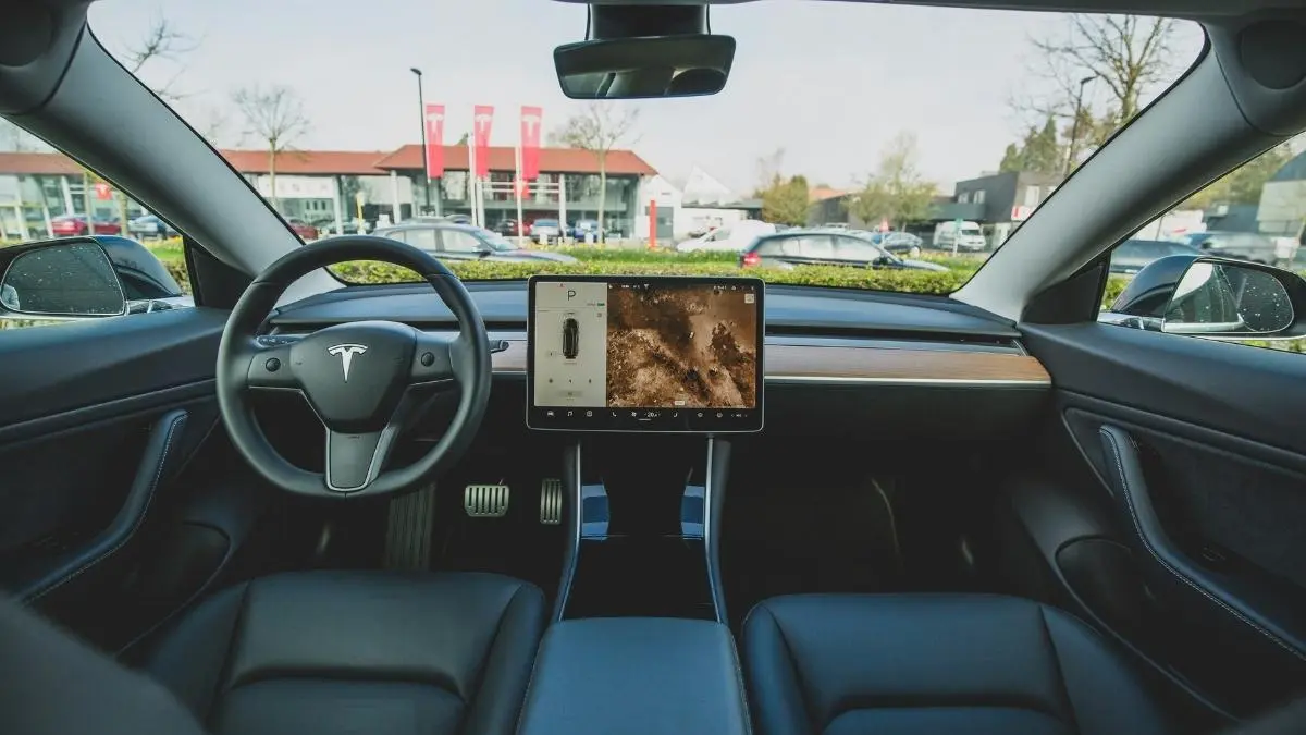 Tesla znów ma problem. 219 tys. aut z wadliwą kamerą cofania