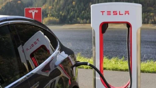 tesla zasięg samochodów elektrycznych spadł