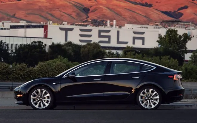 Pierwszy Tesla Model 3 wyjechał z fabryki
