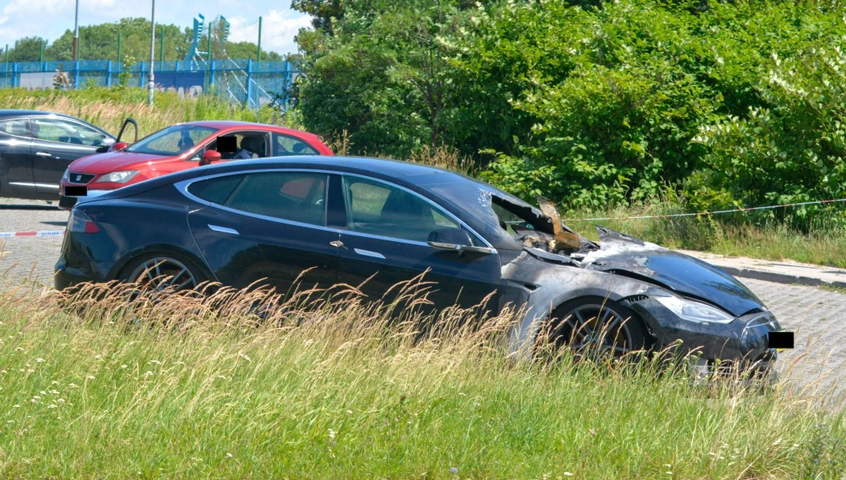 W Chorzowie zapaliła się Tesla. Policjanci pilnowali jej 48 godzin
