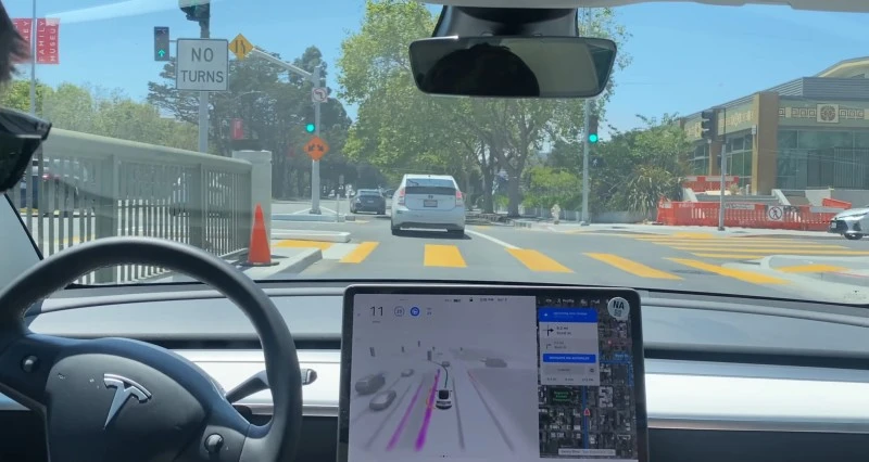 Tesla FSD to bubel? Autopilot może zabić kierowcę (wideo)